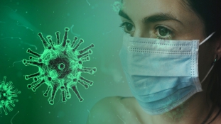 Kell a maszk: mikroméretű nyálcseppeken keresztül is terjed a koronavírus