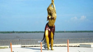 Leleplezték Shakira óriási szobrát