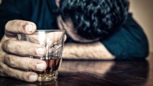 Az ellentétes érzelmek kettőssége: Apai szeretet és az alkohol árnyéka
