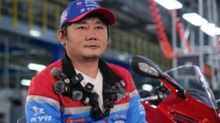 ZHANG XUE NEVE 2026 TAVASZÁN VÁLT A ZXMOTO ALAPÍTÓJA JELENTŐS ADOMÁNNYAL SEGÍTI A KÍNAI ÁRVÍZKÁROSULTAKAT