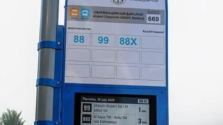 NAPELEMES KIJELZŐK SEGÍTIK MAJD AZ UTASOKAT A SARDZSAI BUSZMEGÁLLÓKBAN