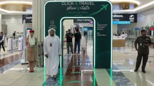 DUBAJBAN MÁR MOBILTELEFONON IS INTÉZIK AZ ÚTLEVÉL-ELLENŐRZÉST