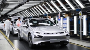 ÚJABB ÁTTÖRÉS AZ ELEKTROMOS JÁRMŰVEK TÖLTÉSÉBEN: 20 KW-OS VEZETÉK NÉLKÜLI RENDSZERT FEJLESZTETTEK KÍNÁBAN